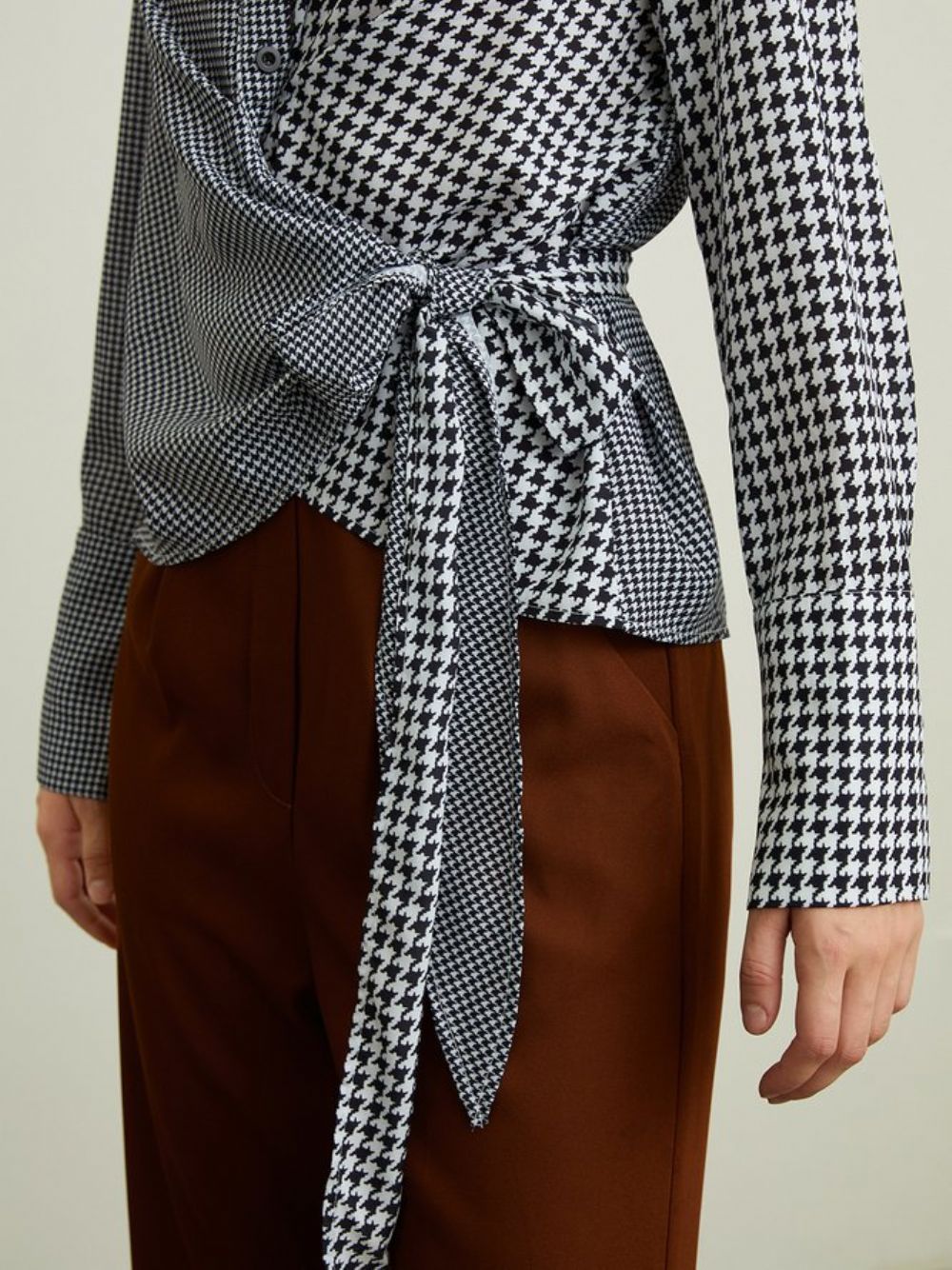 Elegante Houndstooth Blouse Met Lange Mouwen Overhemdkraag