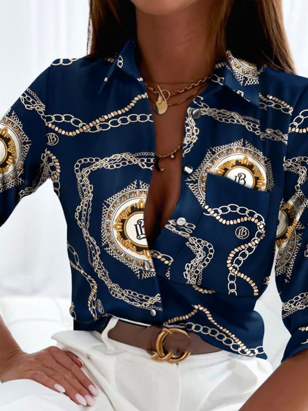 Overhemdkraagblouse Met Stedelijke Abstracte Ketting Print